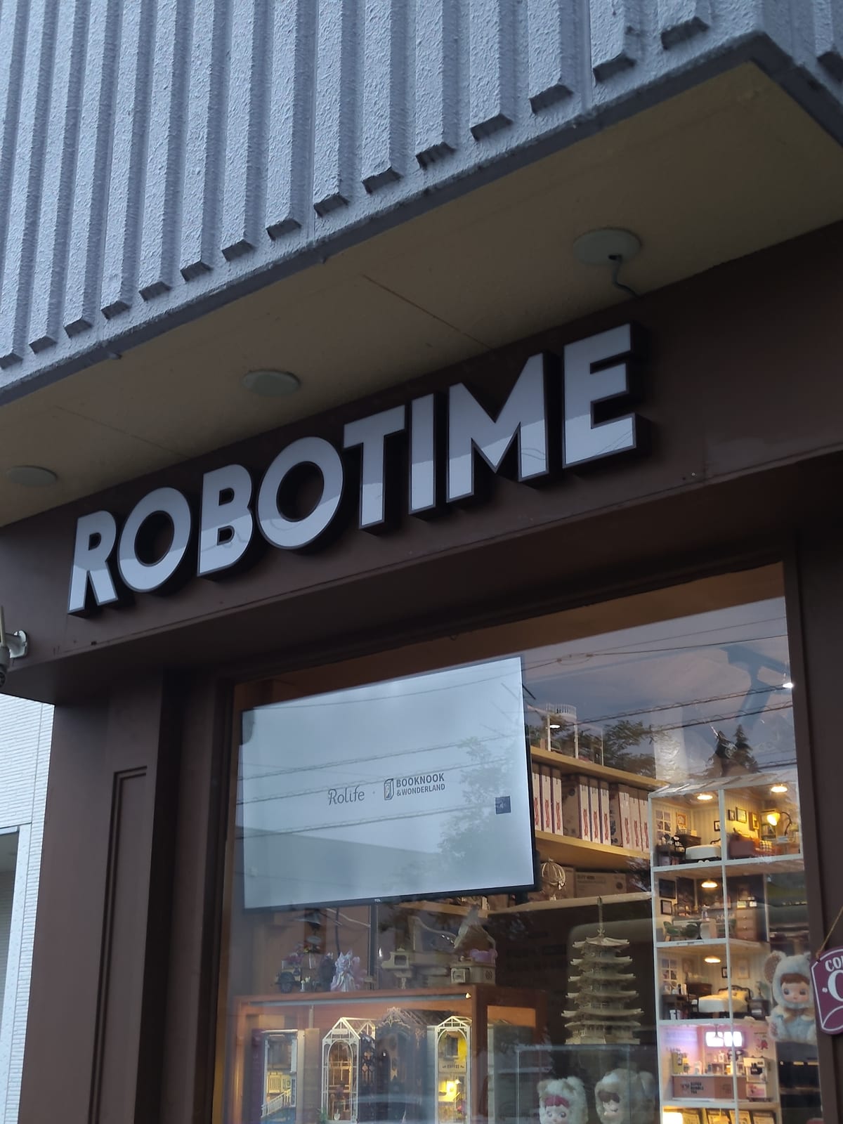 ロボトミーという店名のドール屋ですごいな
