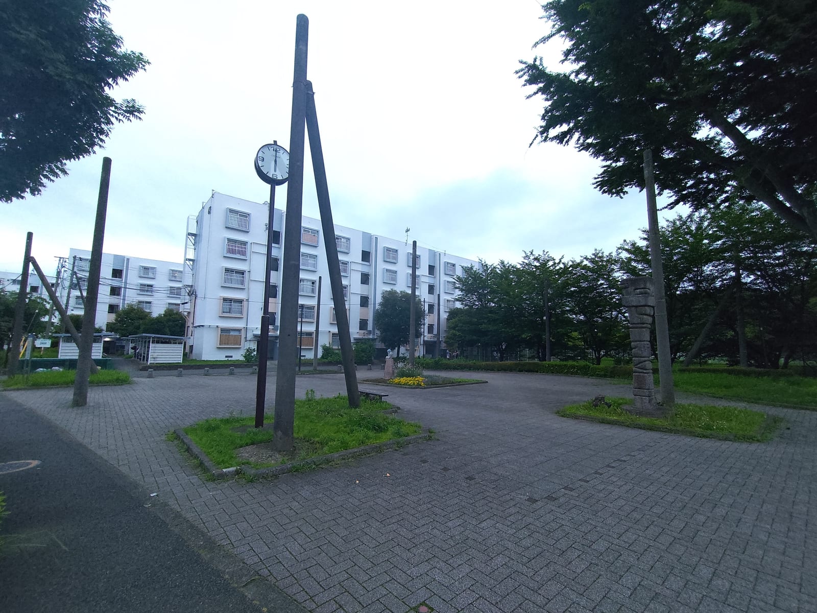 昔の電柱めっちゃ並んでて怖い 電柱神殿