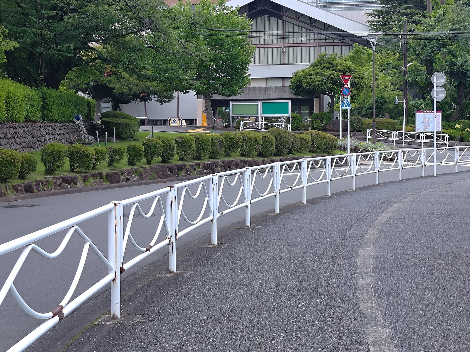 町田のMのガードレール(八王子はH)