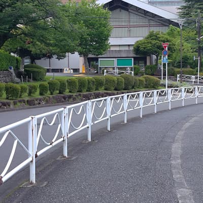 町田のMのガードレール(八王子はH)