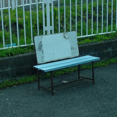 なんか書かれてたけど抹消されたベンチ